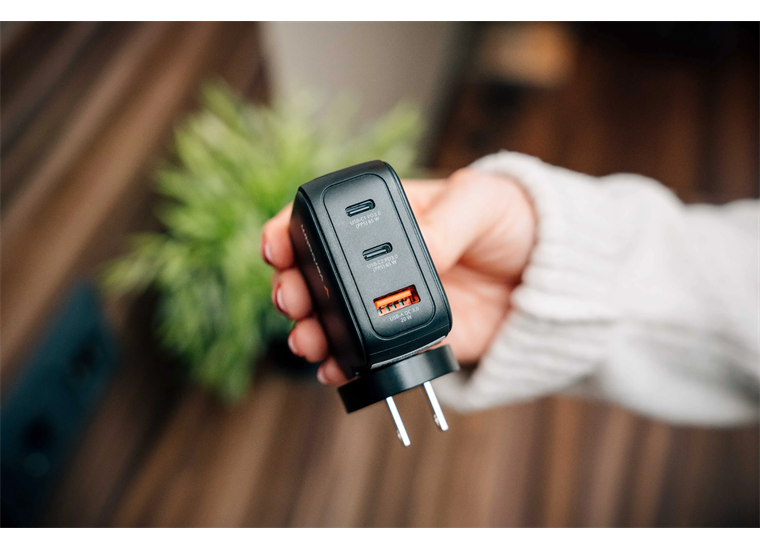Verbatim Mini GaN Charger 65W Display