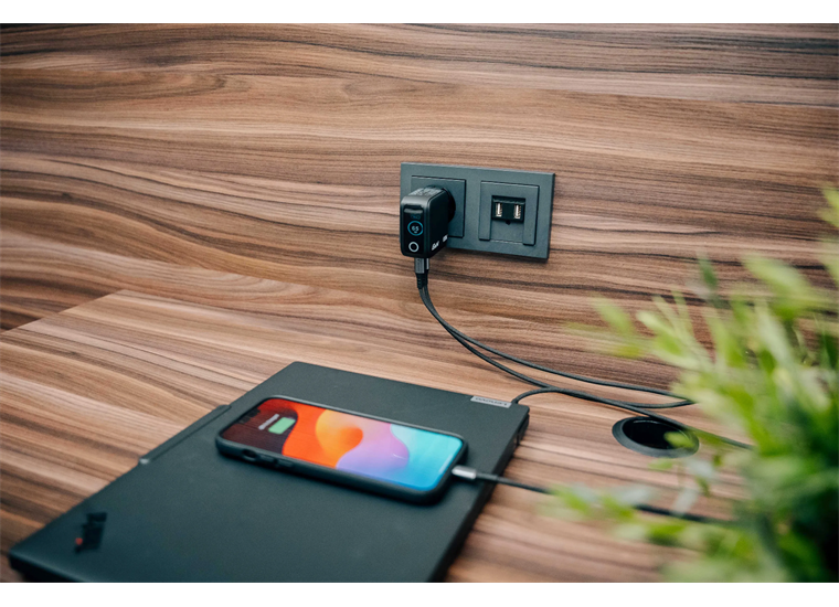 Verbatim Mini GaN Charger 65W Display