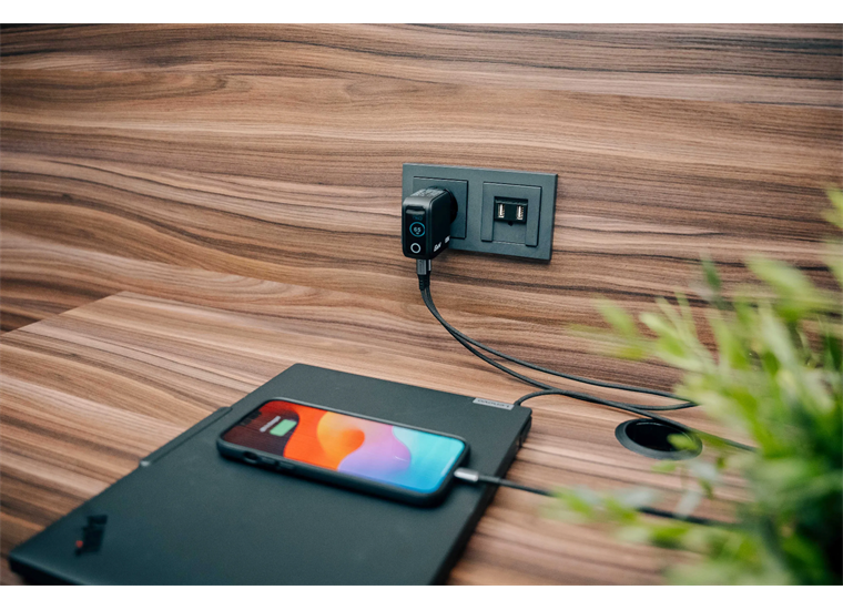 Verbatim Mini GaN Charger 65W Display